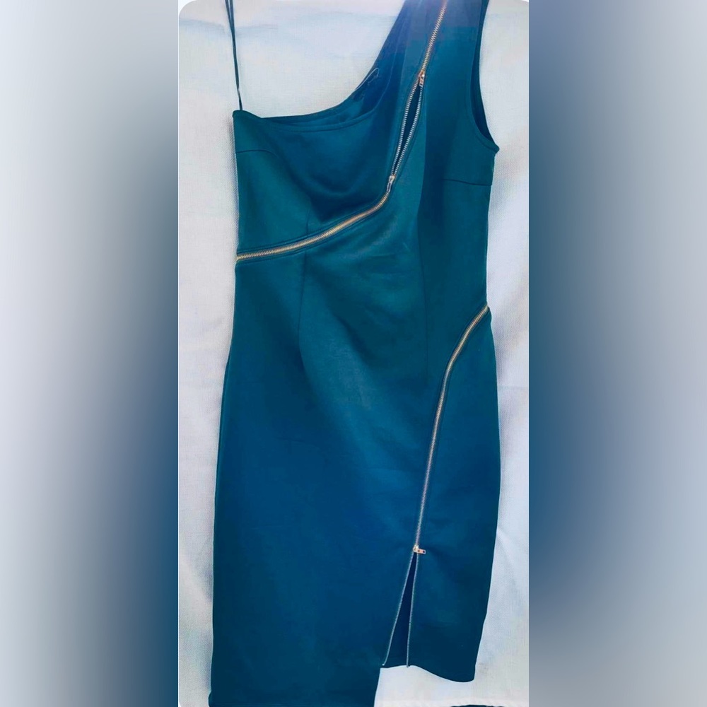 Off shoulder cocktail dress. Green Size Medium runs small.